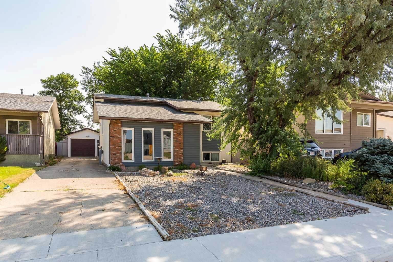 Property Photo:  196 Mt Crandell Crescent W  AB T1K 6M2 