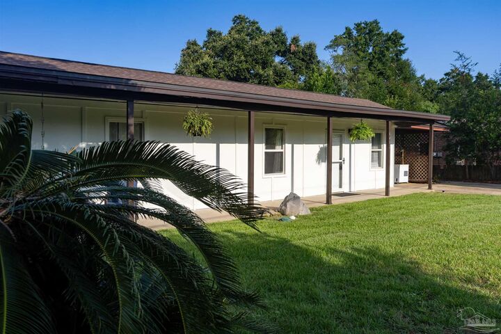 Property Photo: 6402 Beauclair Dr FL 32504