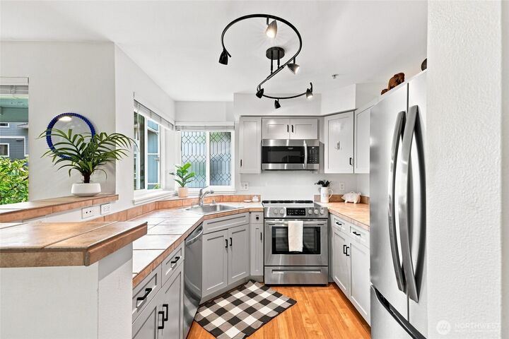 Property Photo:  3903  243rd Place SE N301  WA 98021 