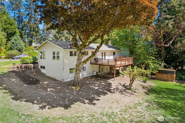 Property Photo: 711 Eagle Cliff Rd NE WA 98110