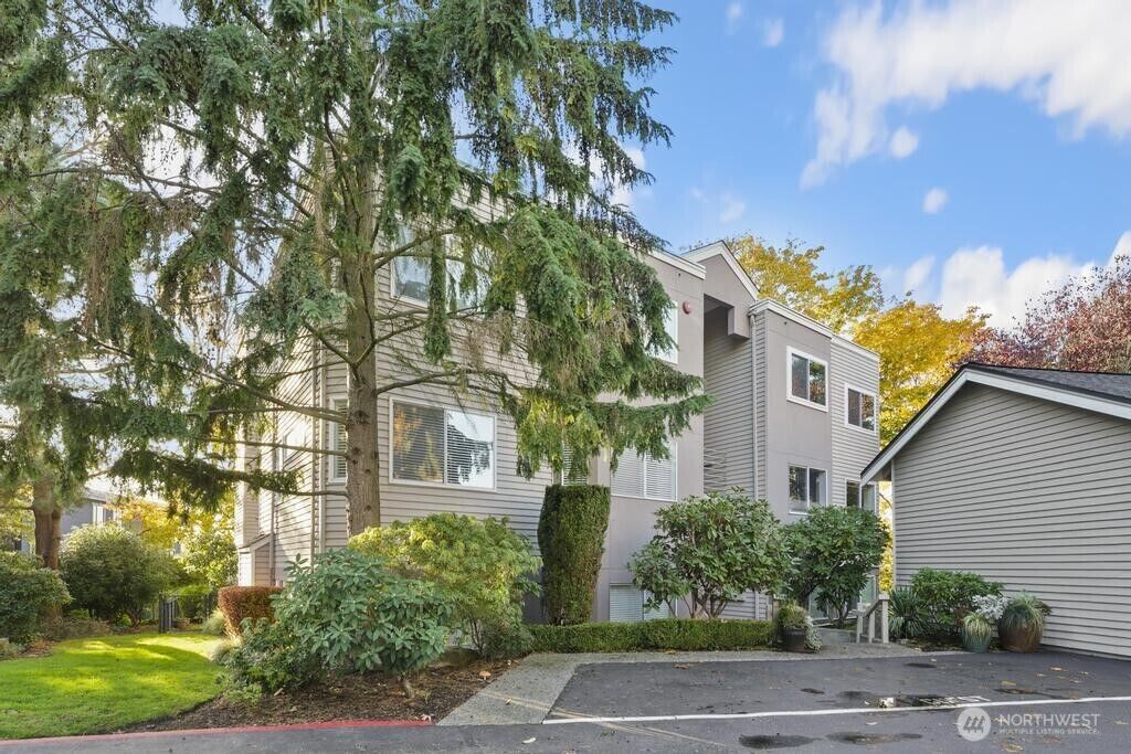 Property Photo:  10834 NE 68th St B6  WA 98033 