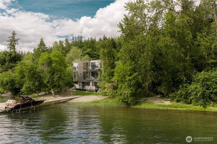 Property Photo: 3101 E Lake Sammamish Parkway NE WA 98074