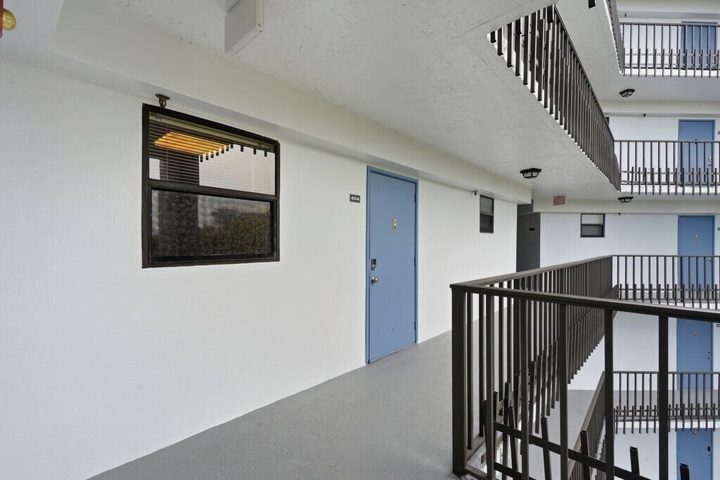 Property Photo:  4640 Lucerne Lakes Boulevard W 404  FL 33467 