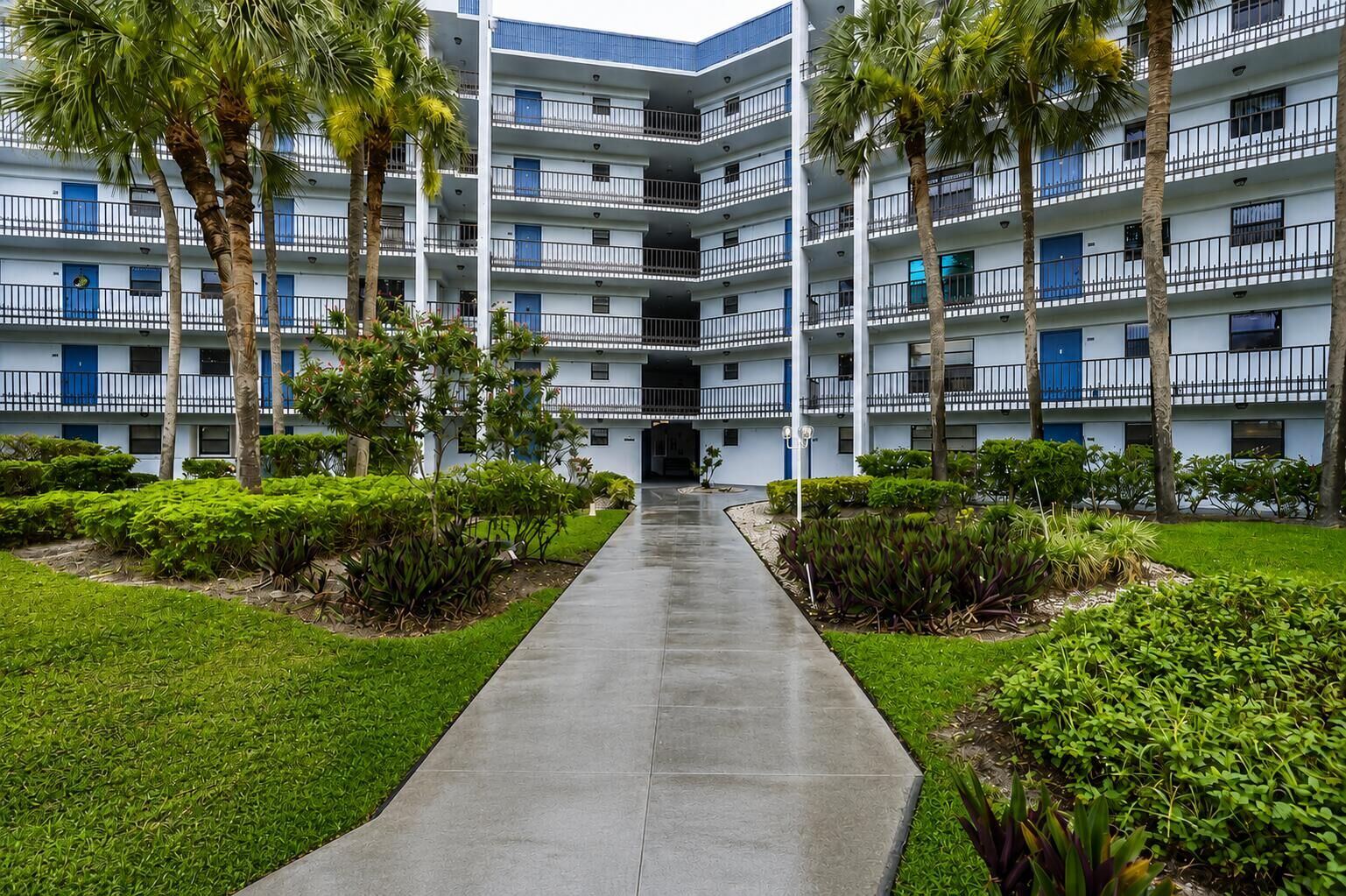 Property Photo:  4640 Lucerne Lakes Boulevard W 404  FL 33467 