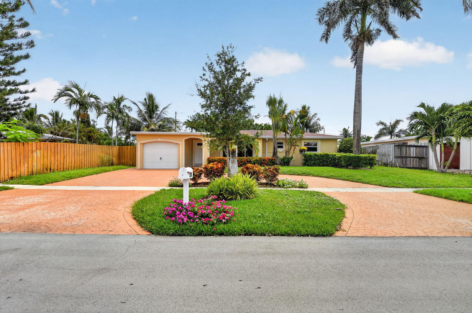 Property Photo:  2250 NE 4th Court  FL 33431 