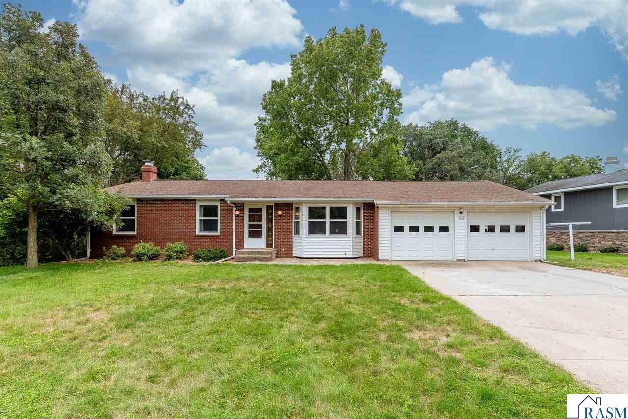 Property Photo:  1833 Crestview Drive  MN 56073 