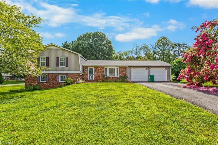 Property Photo:  101 Asheview Court  NC 27021 