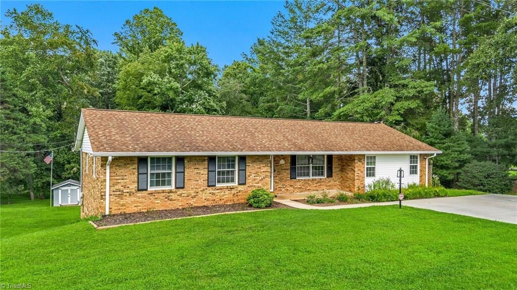 Property Photo: 289 Welcome Home Ch Road NC 28659