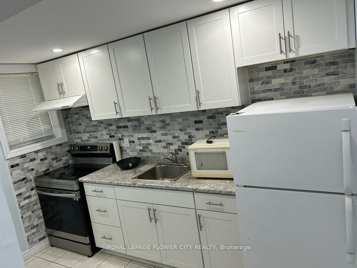 Photo de la propriété:  4 Lascelles Blvd Drive Bsmt  ON L6S 3T3 