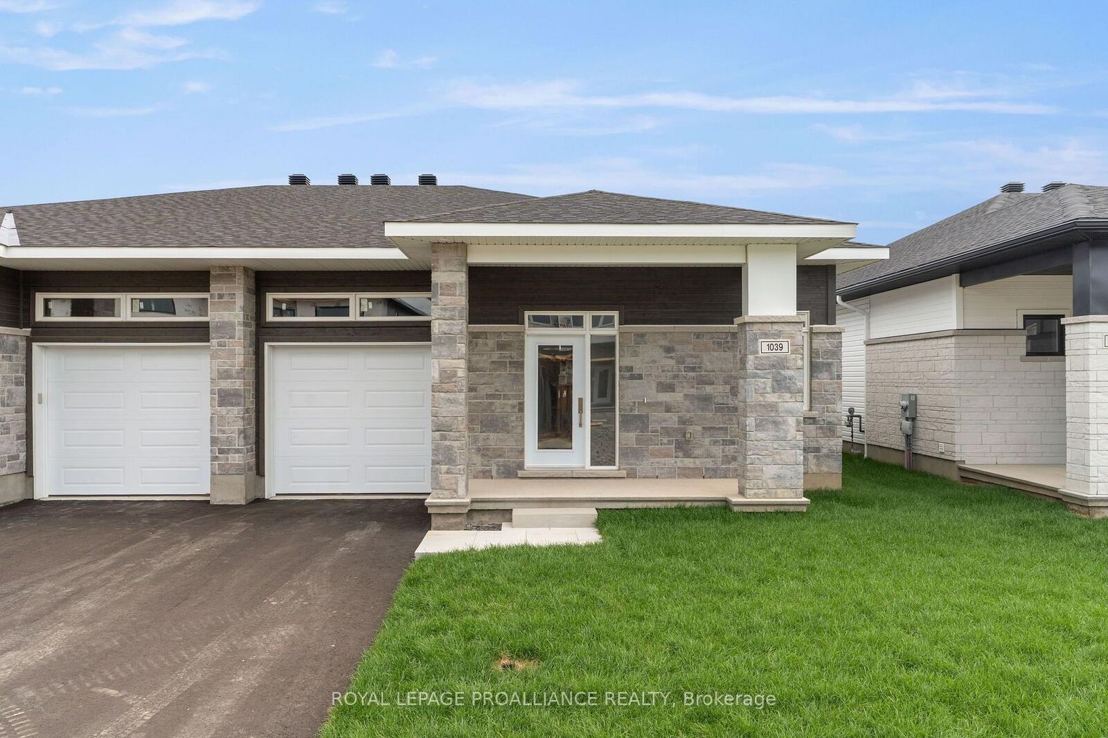 Property Photo: 1039 Moore Street ON K6V 0H1