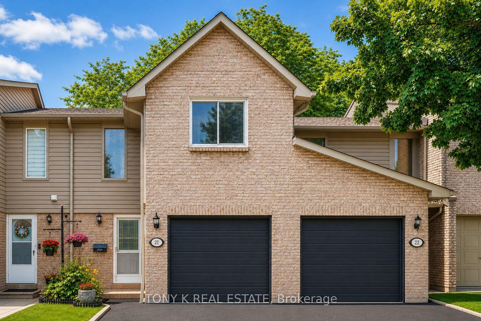 Property Photo: 2035 Asta Drive 21 ON L5A 3Y2