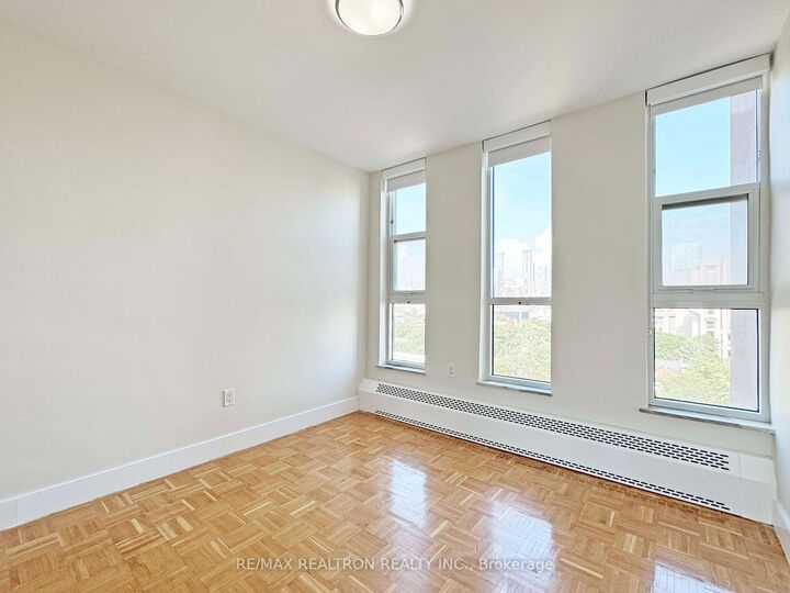 Property Photo: 666 Spadina Avenue 1704 ON M5S 2H8