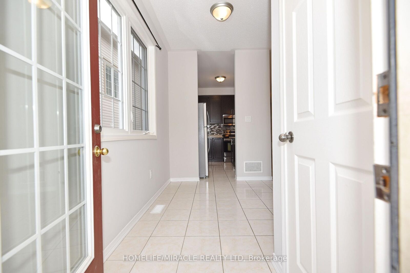 Photo de la propriété:  112 McBride Avenue  ON L1C 0J5 