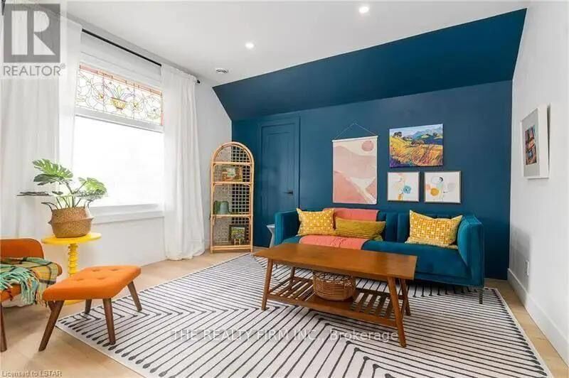 Property Photo: 304 Oxford Street E 3 ON N6A 1V4