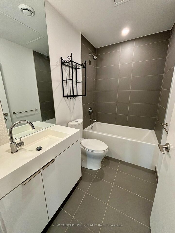 Property Photo:  33 Helendale Avenue W 811  ON M4R 0A4 