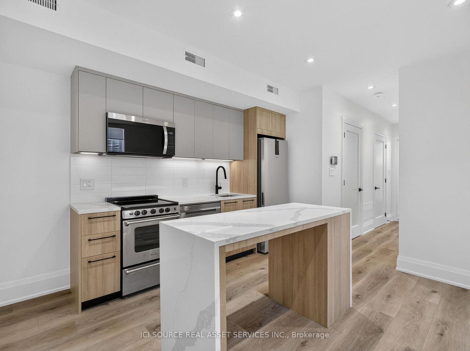 Property Photo: 28 Norcross Road Unit 6 ON M3H 2R4