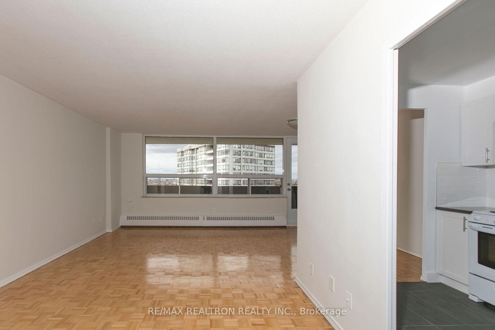 Property Photo:  6200 Bathurst Street 1110  ON M2R 2A3 