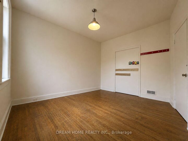 Property Photo: 107 Huron St Street ON M5T 2A9