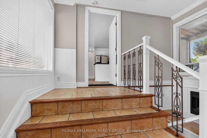 Property Photo: 1125 Kenaston Street ON K1B 3P1