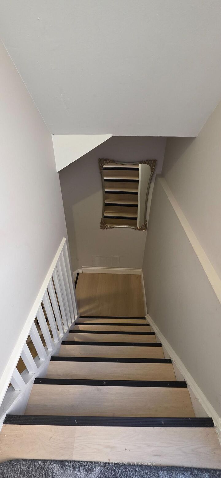Property Photo: 7 Miles Court Lower ON L4C 5P7