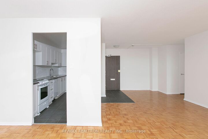 Property Photo:  6200 Bathurst Street 601  ON M2R 2A3 