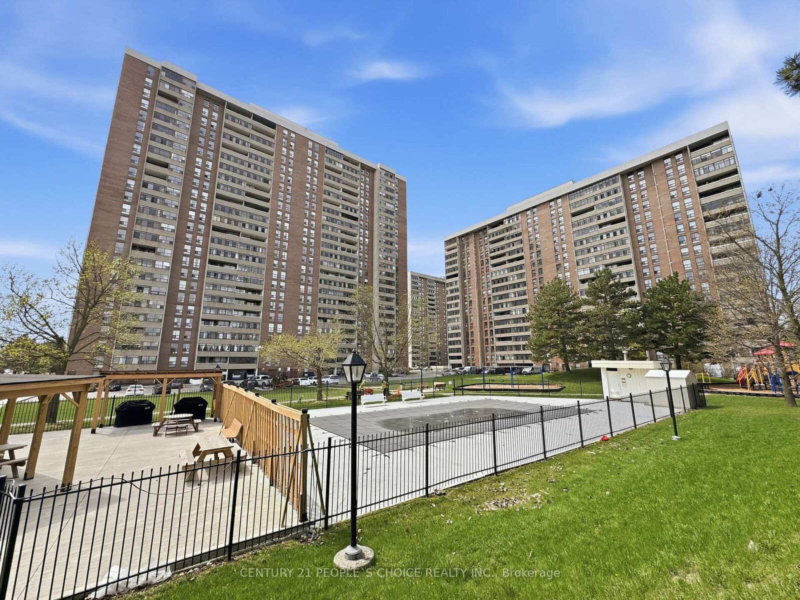 Property Photo:  18 Knightsbridge Road 2109  ON L6T 3X5 