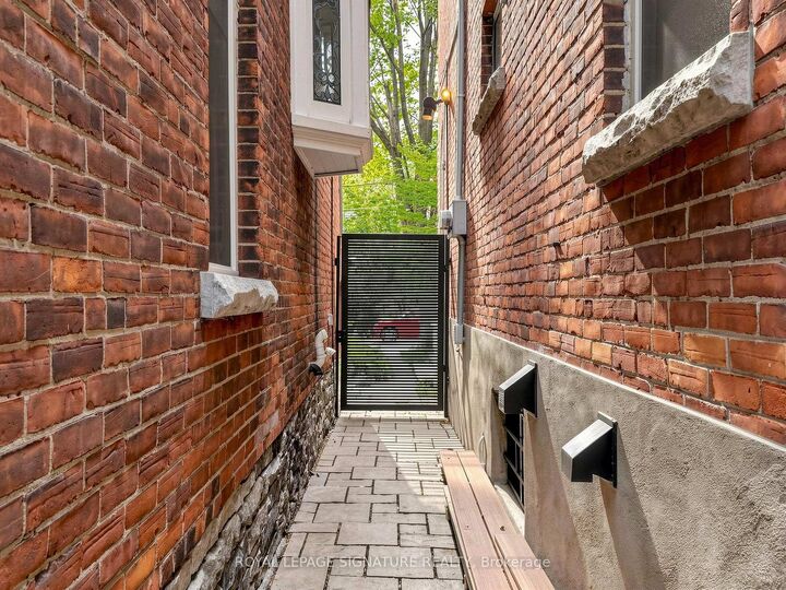Property Photo:  75 Brunswick Avenue Lower  ON M5S 2L8 