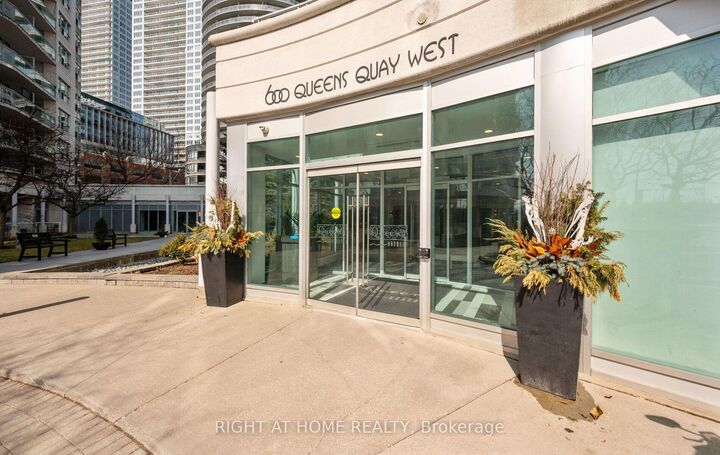 Property Photo: 600 Queens Quay 219 ON M5V 3M3