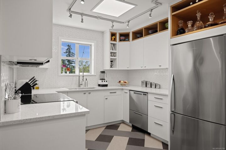 Property Photo: 1246 Fairfield Rd #304 BC V8V 3B5
