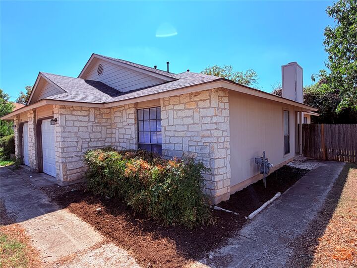 Property Photo: 2301 Whitlow Cove TX 78681