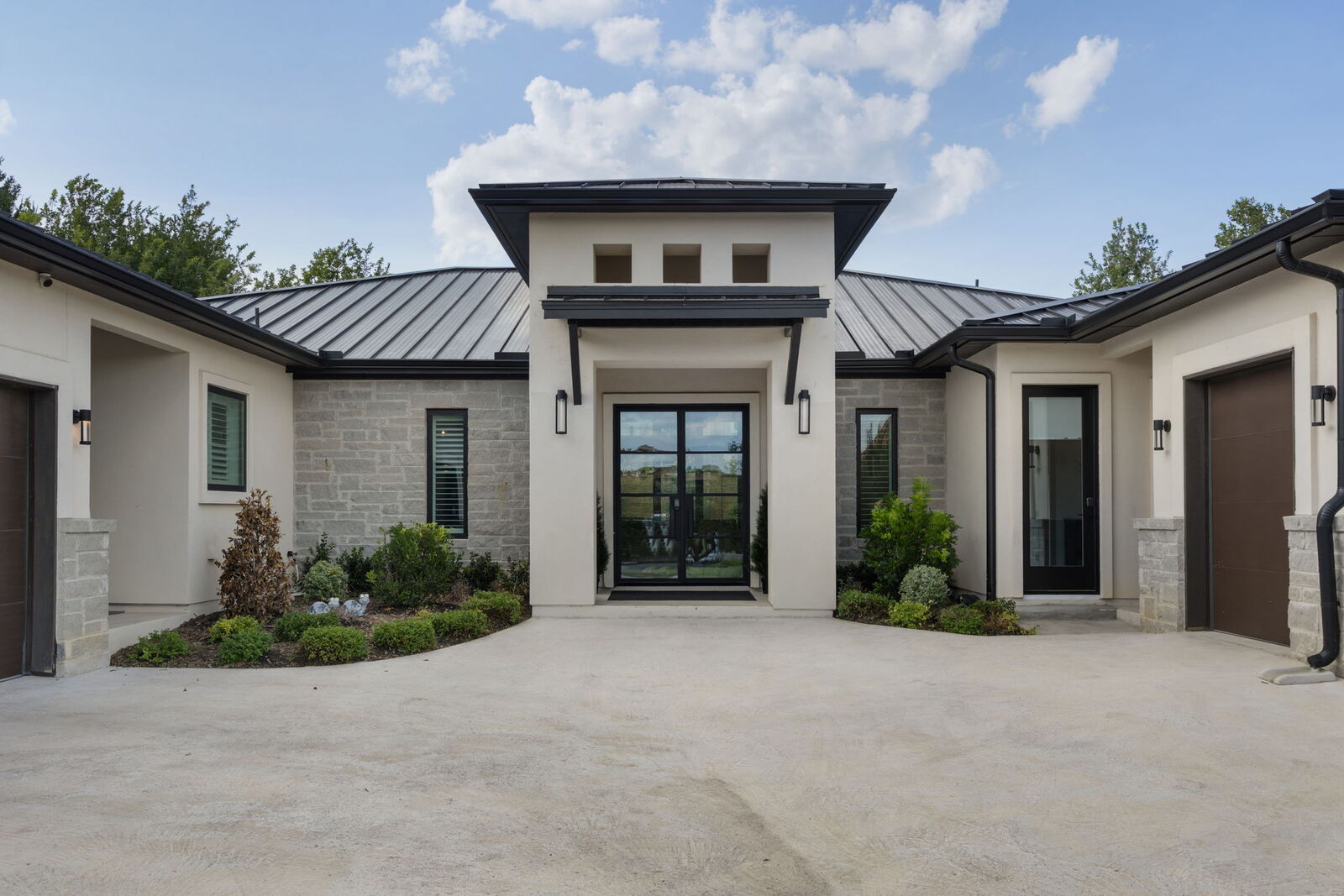 Property Photo:  501 Black Wolf Run  TX 78738 