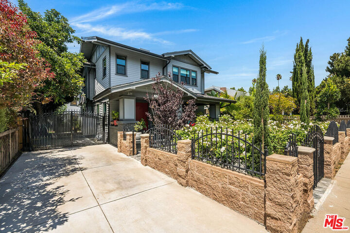Property Photo:  223 N St Andrews Pl  CA 90004 