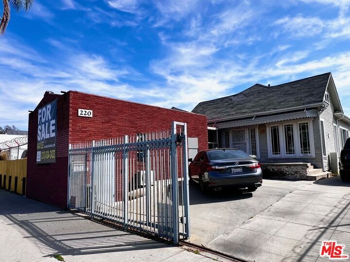 Property Photo:  220 N Oxford Ave  CA 90004 