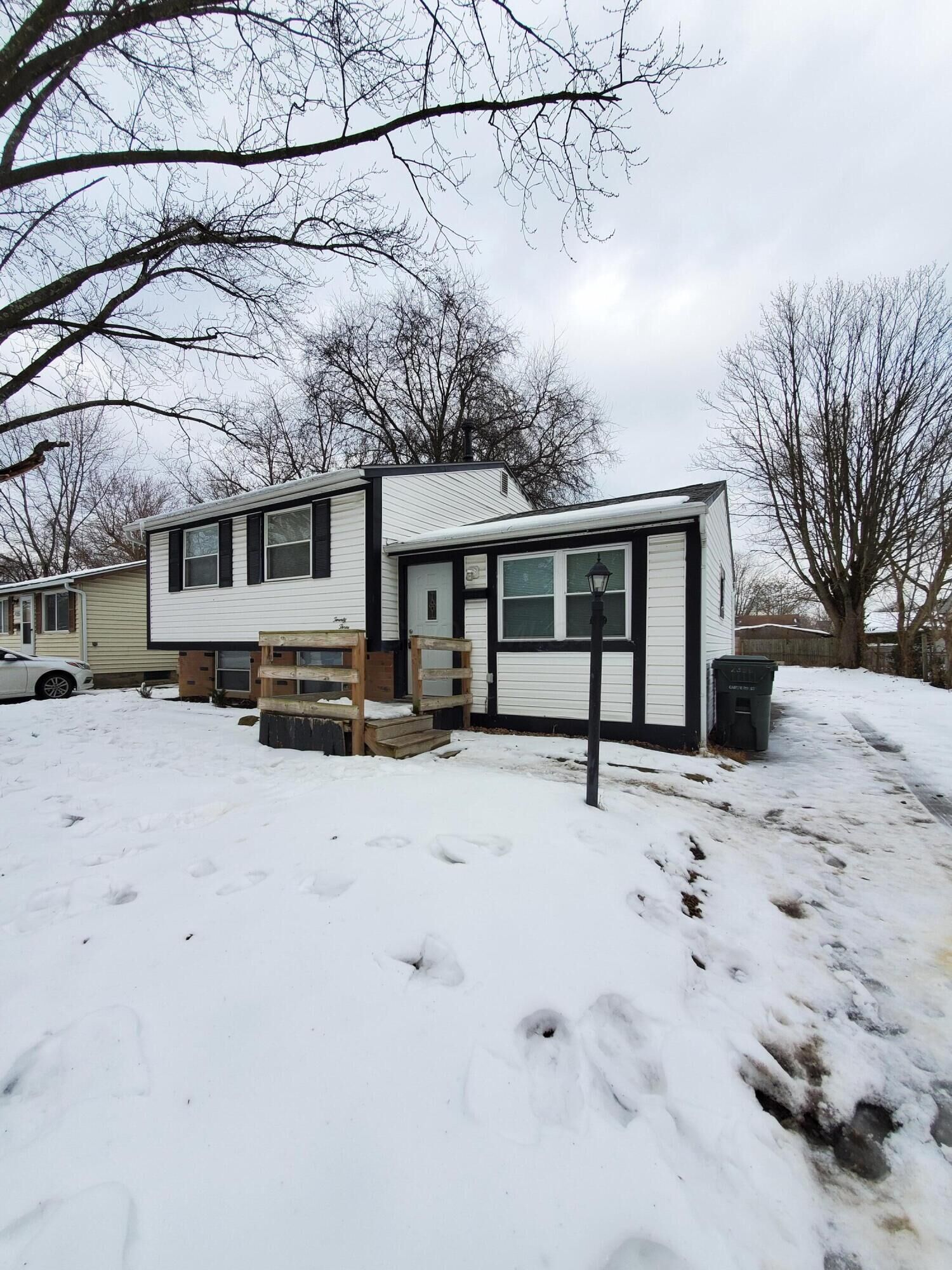 Property Photo: 2390 Carlford Street OH 43232