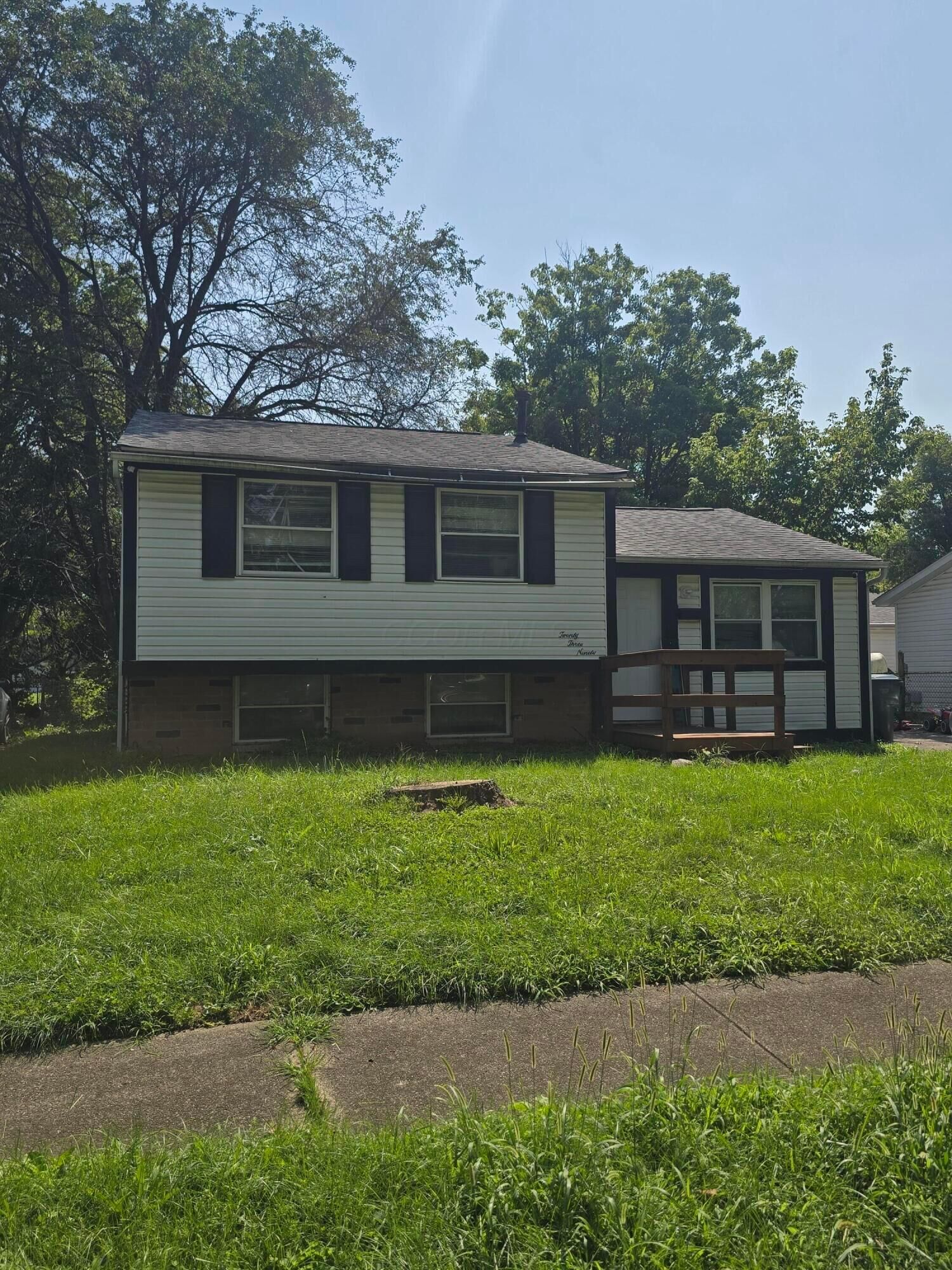 Property Photo: 2390 Carlford Street OH 43232