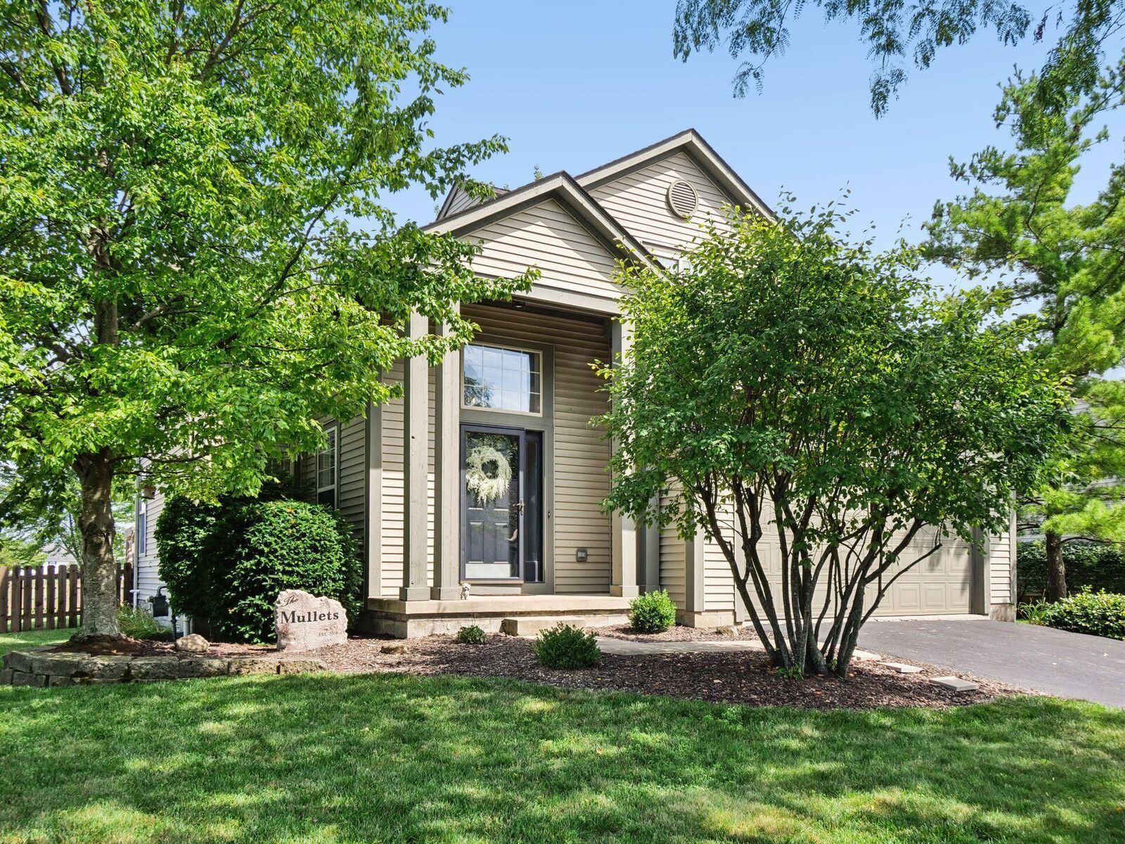 Property Photo: 874 Lynnhaven Court OH 43228