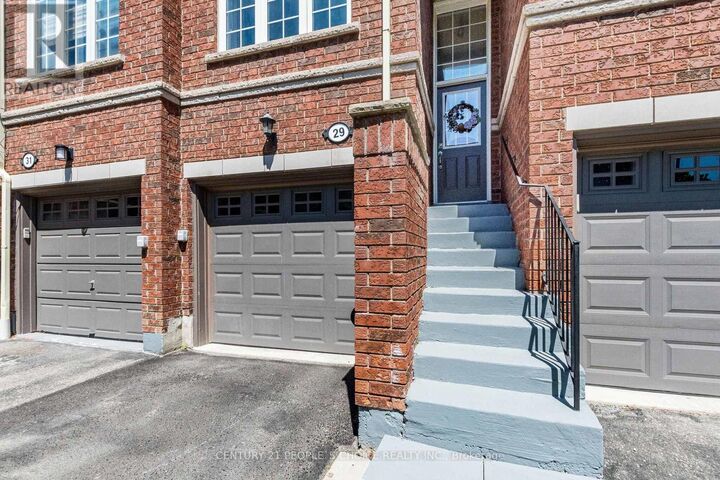 Property Photo:  435 Hensall Circle 29  ON L5A 4P1 