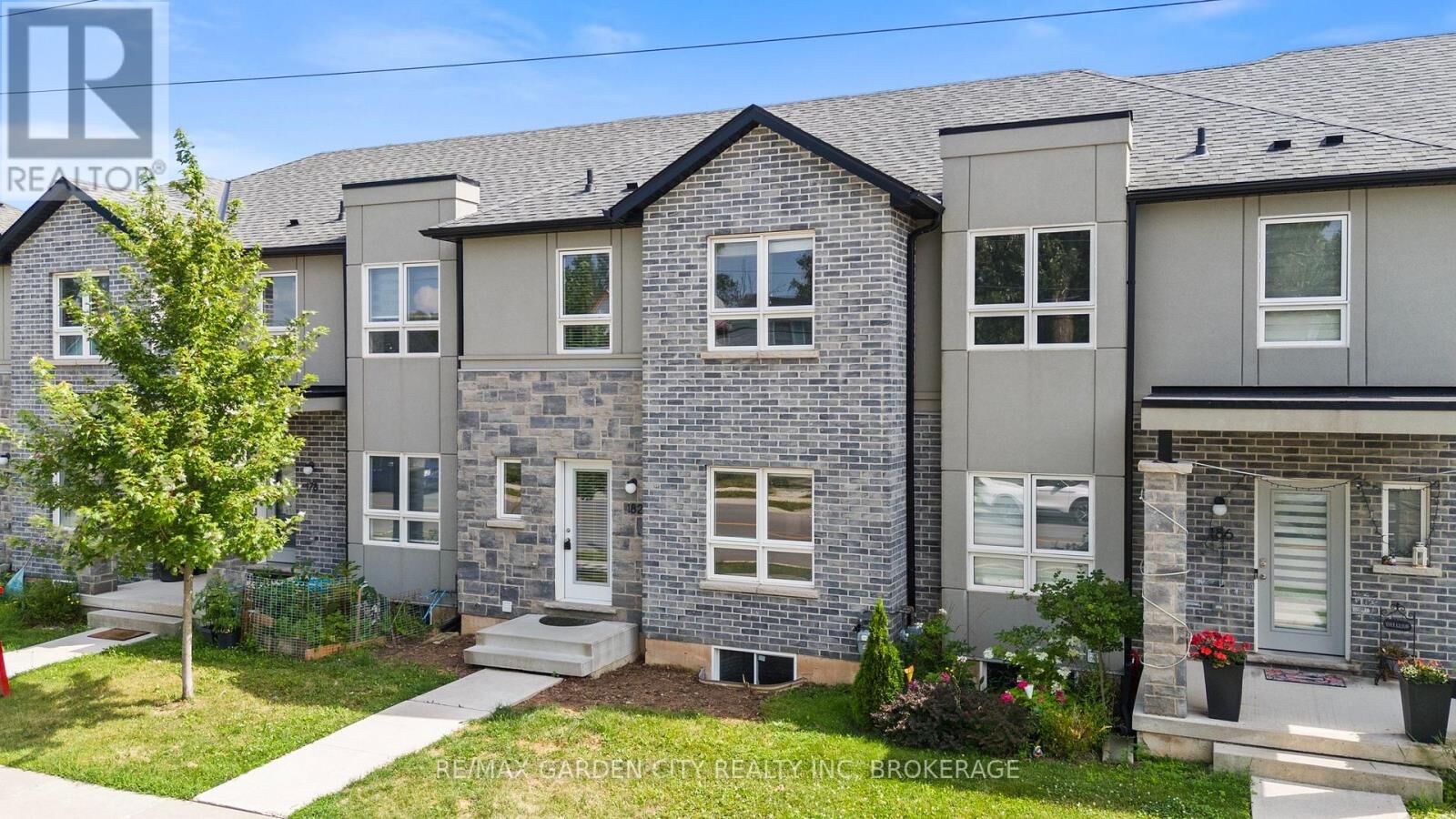 Property Photo:  182 Broadway Lane 8  ON L3C 5L5 