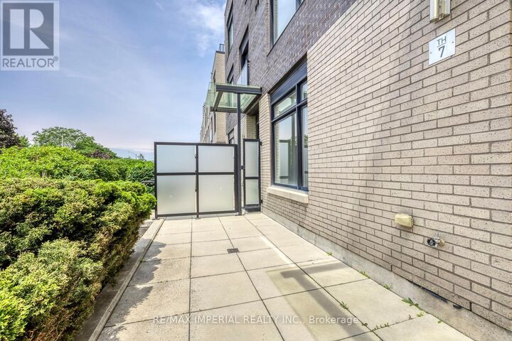 Property Photo: 4020 Parkside Village Drive 7 ON L5B 0K2