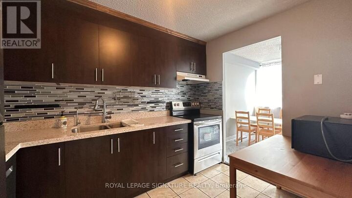 Property Photo: 2121 Roche Court 109 ON L5K 2C7