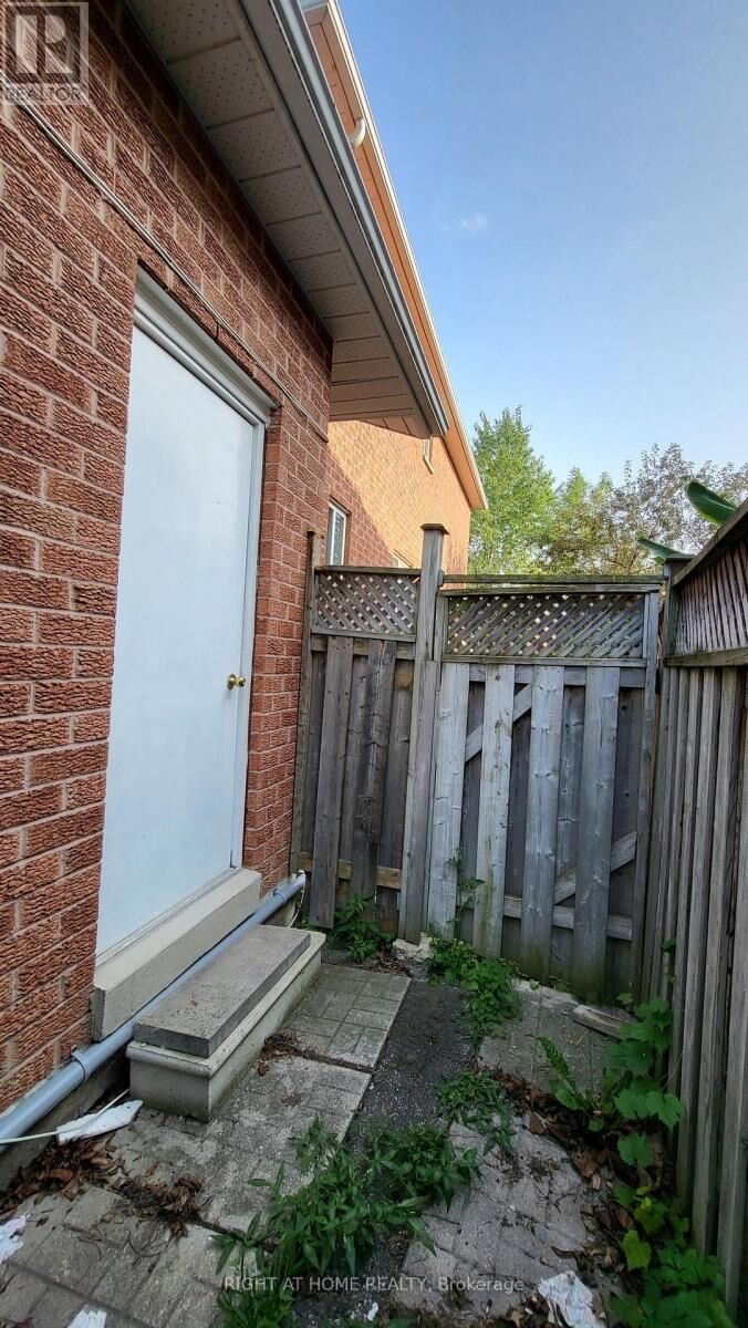 Property Photo:  5402 Fasdon Court Lower  ON L5V 1Y8 