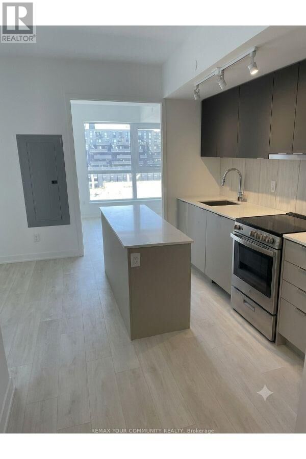 Property Photo:  8 Tippett Road 527  ON M3H 0E7 