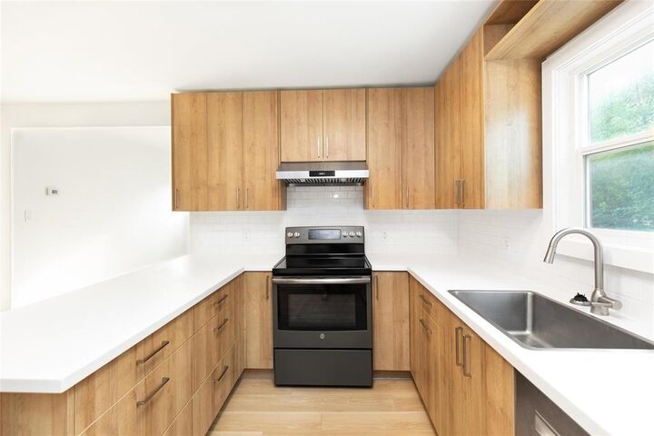 Property Photo: 198 Home Street MB R5G 0E5