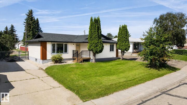 Property Photo:  5 Peace River Drive  AB T9G 1N3 