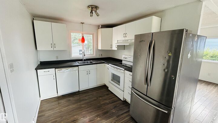 Property Photo: 1016 16 Avenue AB T9M 1L6
