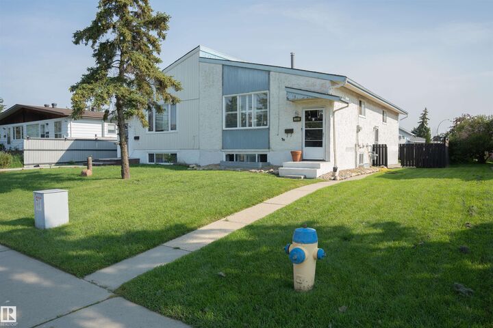 Property Photo:  1031 Lakewood Rd North Road NW  AB T6K 3B1 