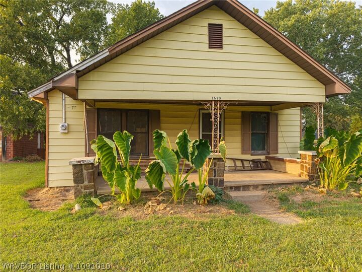 Property Photo: 1610 E Main Street AR 72941