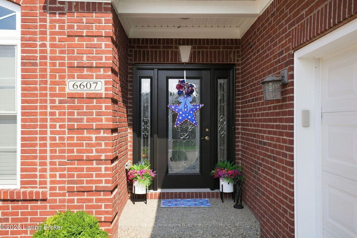 Property Photo: 6607 Villa Spring Dr KY 40291