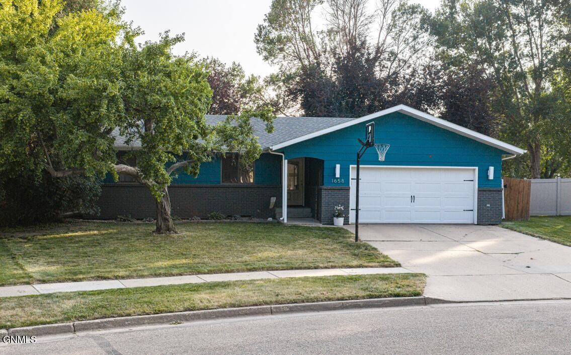 Property Photo:  1658 Portland Drive  ND 58504 