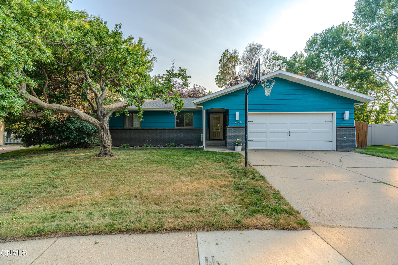 Property Photo:  1658 Portland Drive  ND 58504 